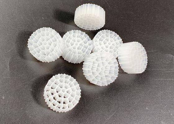 Bio material blanco del HDPE del color de filtro de Biocell de las bolas de Biotube Biopipe medios
